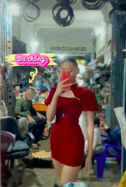 Cô con dâu mặc váy body ôm sát xoay tới xoay lui trong gương và hỏi ý kiến ba chồng. Ảnh cắt từ clip