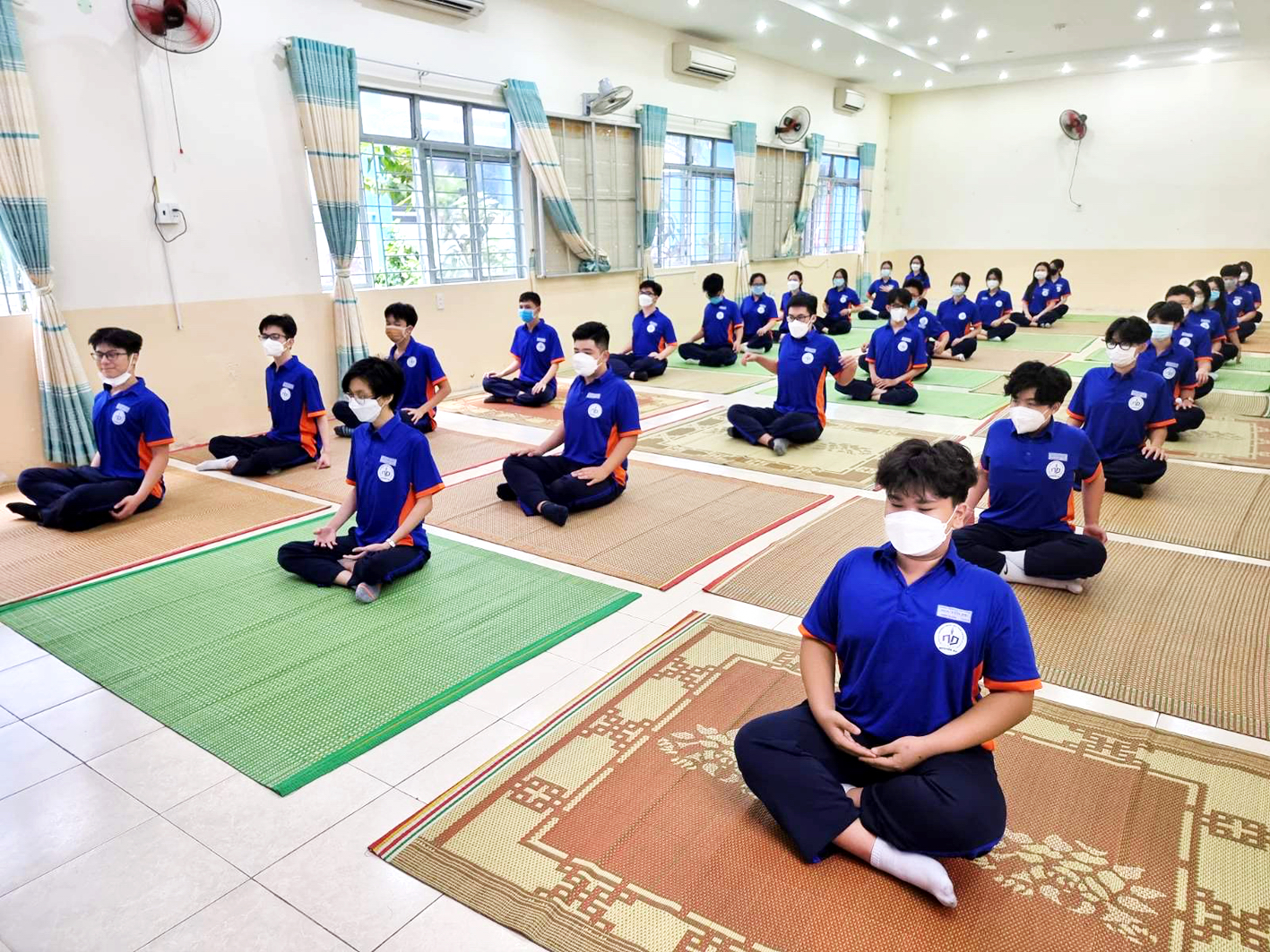 Học sinh Trường THPT Nguyễn Du học yoga trong ngày 10/2