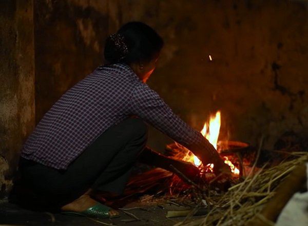 Mỗi lần con cháu về chơi, bà lại phải lục đục chợ búa cơm nước từ sáng sớm. Ảnh minh họa