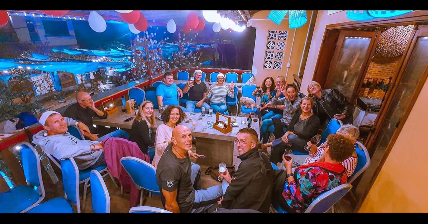 Những du khách nước ngoài đến trải nghiệm dịch vụ của gia đình chị Hà ở Hội An (ảnh chụp tháng 11 năm 2021)