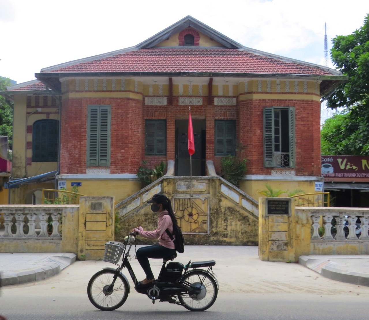 Ngôi biệt thự Pháp ở số 26 Lê Lợi (TP.Huế) nguyên là trụ sở Liên hiệp các Hội văn học nghệ thuật tỉnh Thừa Thiên-Huế
