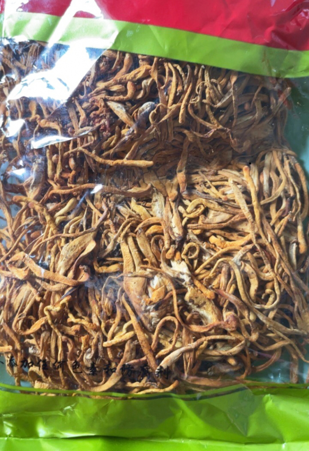 Một số loại nấm nhộng trùng thảo tại các cửa hàng có màu đen, nổi mốc - ẢNH: THANH HOA