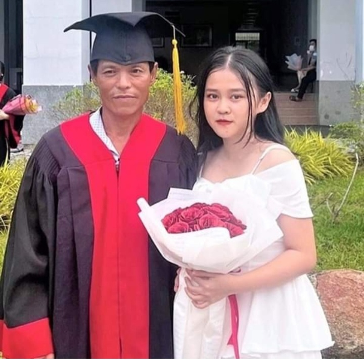  Thy and her father on graduation day