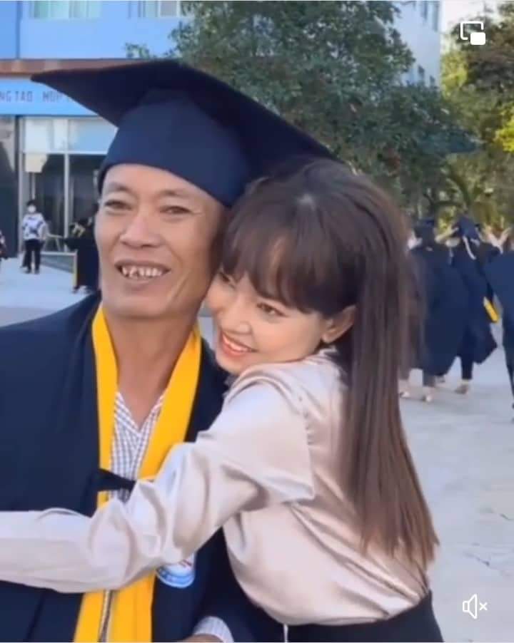 H and Dad on Graduation Day (TikTok Screenshot N. H)