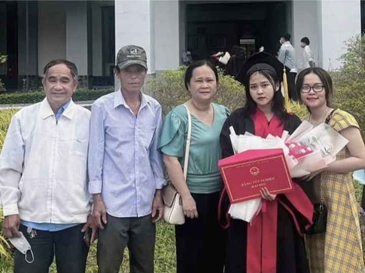 Relatives and friends congratulate the girl (Photo Vietnamnet)