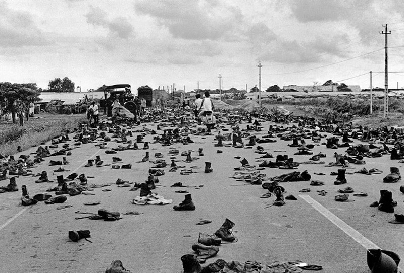 Military equipment, military equipment of Saigon soldiers panicked and discarded on April 30, 1975 - Photo: Nguyen Thang