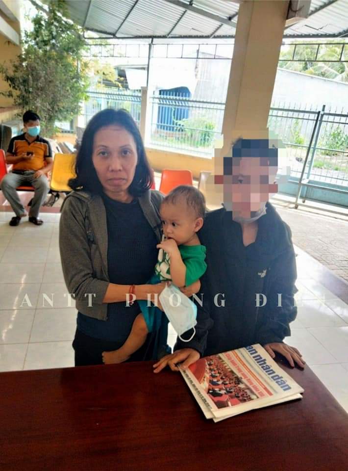 Tr was picked up by his mother (Photo source: Security Center of Phong Dien district)