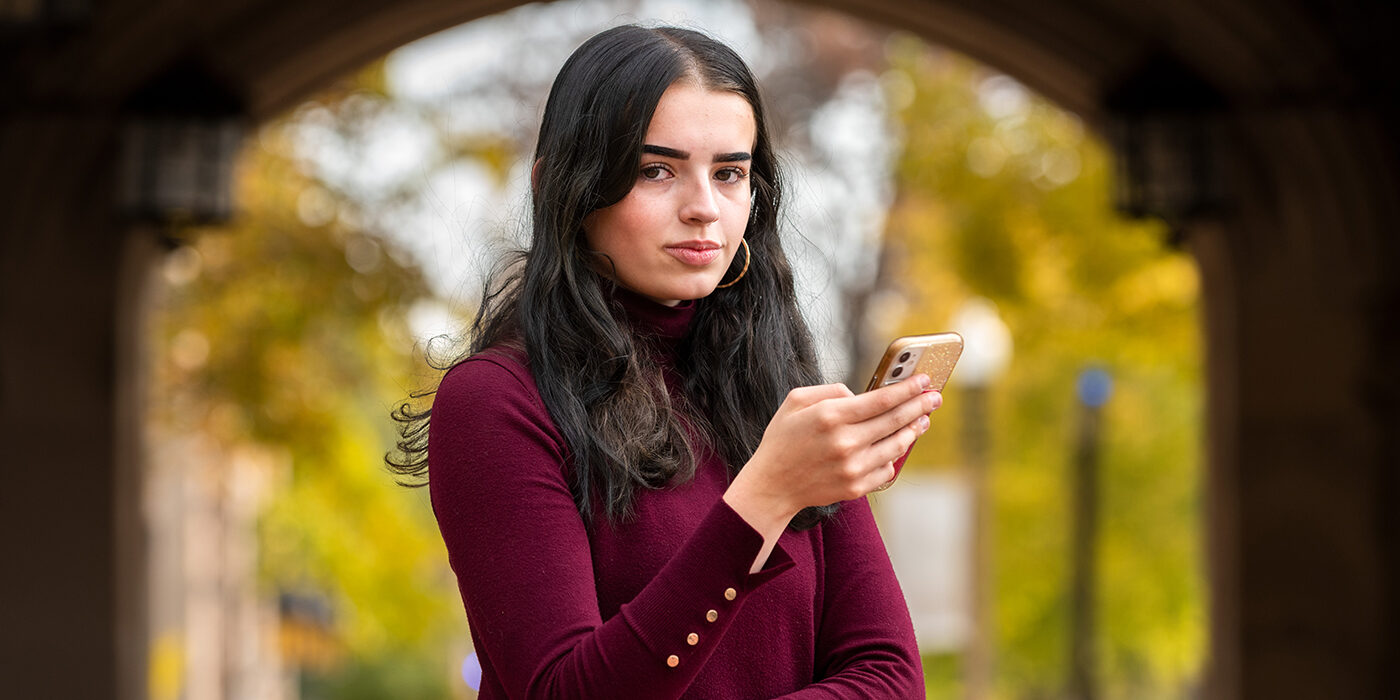 Emma Lembke, đồng sáng lập phong trào LOG OFF có mục tiêu vận động xây dựng mối quan hệ an toàn và lành mạnh cho giới trẻ khi tham gia mạng xã hội - Ảnh: Sid Hastings/Washington University