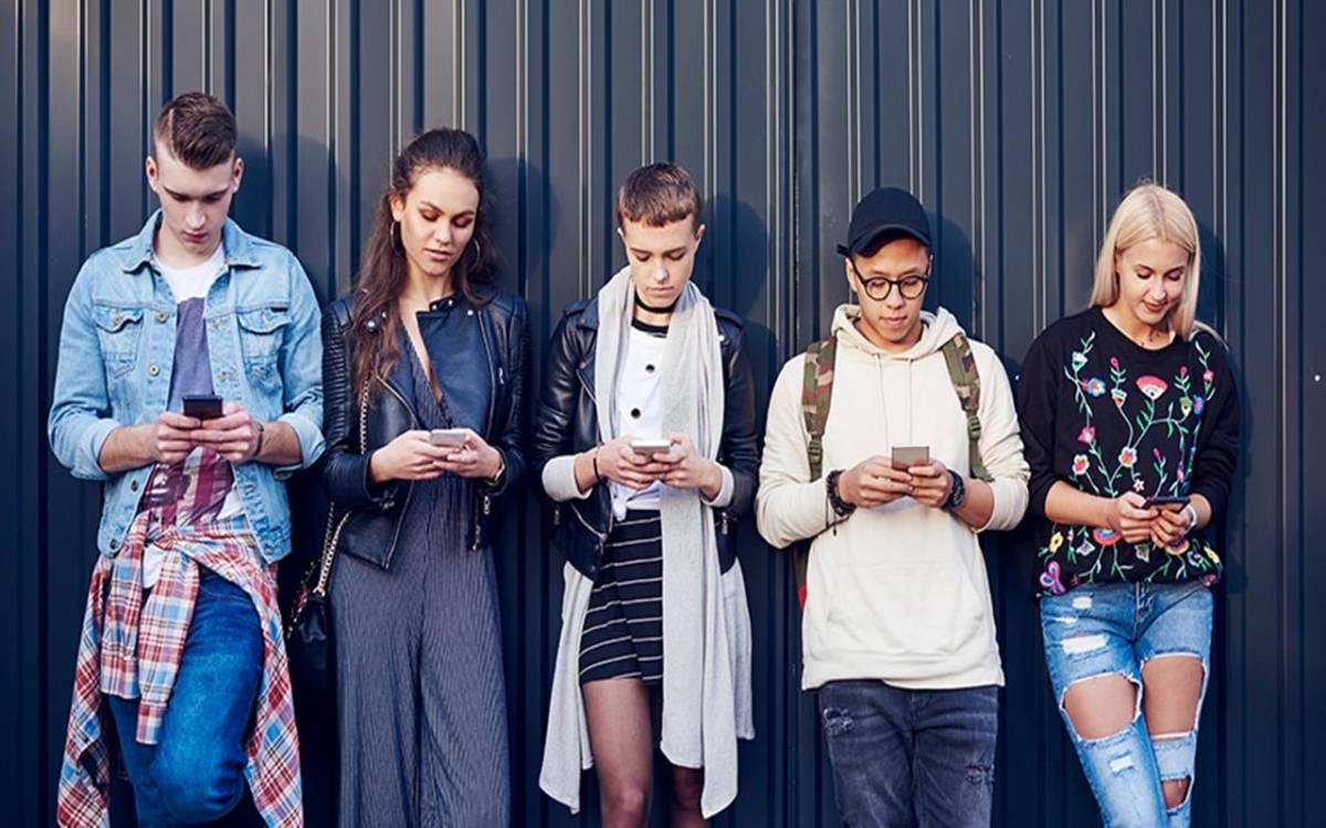Generation Z was born and raised with smart devices and social networks - Photo: Getty Images