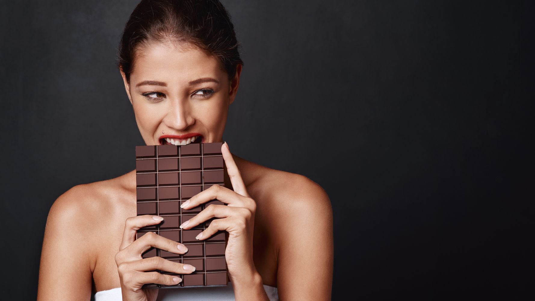 Dark chocolate contains antioxidants called flavonols that help us feel euphoric - Photo: Huff Post