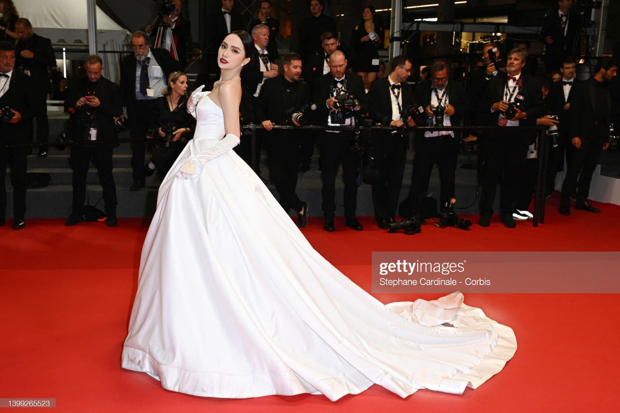 Singer Huong Giang suddenly appeared on the red carpet of the Cannes Film Festival as a guest of a business partner 
