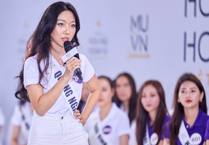 Nhờ kỹ năng ứng xử tốt, Hoàng Yến được khán giả gọi là máy nói