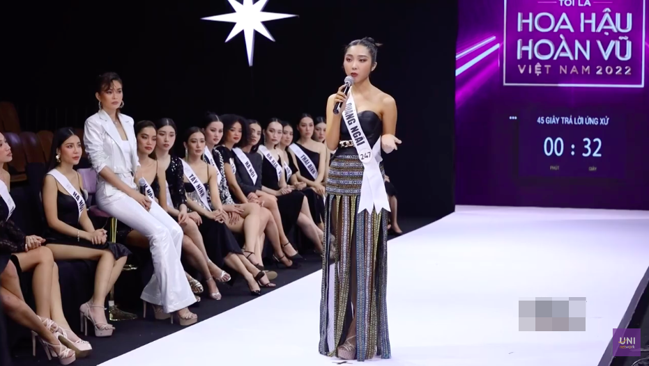 Hoàng Yến trình bày ý kiến trước câu hỏi được Hoàng Thuỳ đưa ra
