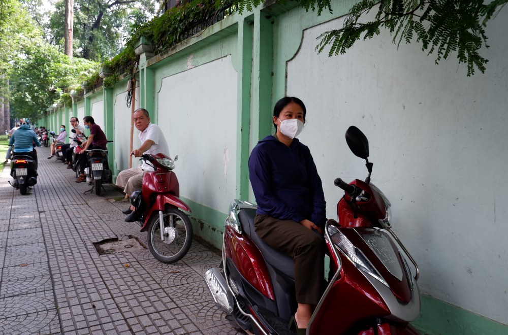 Phụ huynh chờ đợi con thị