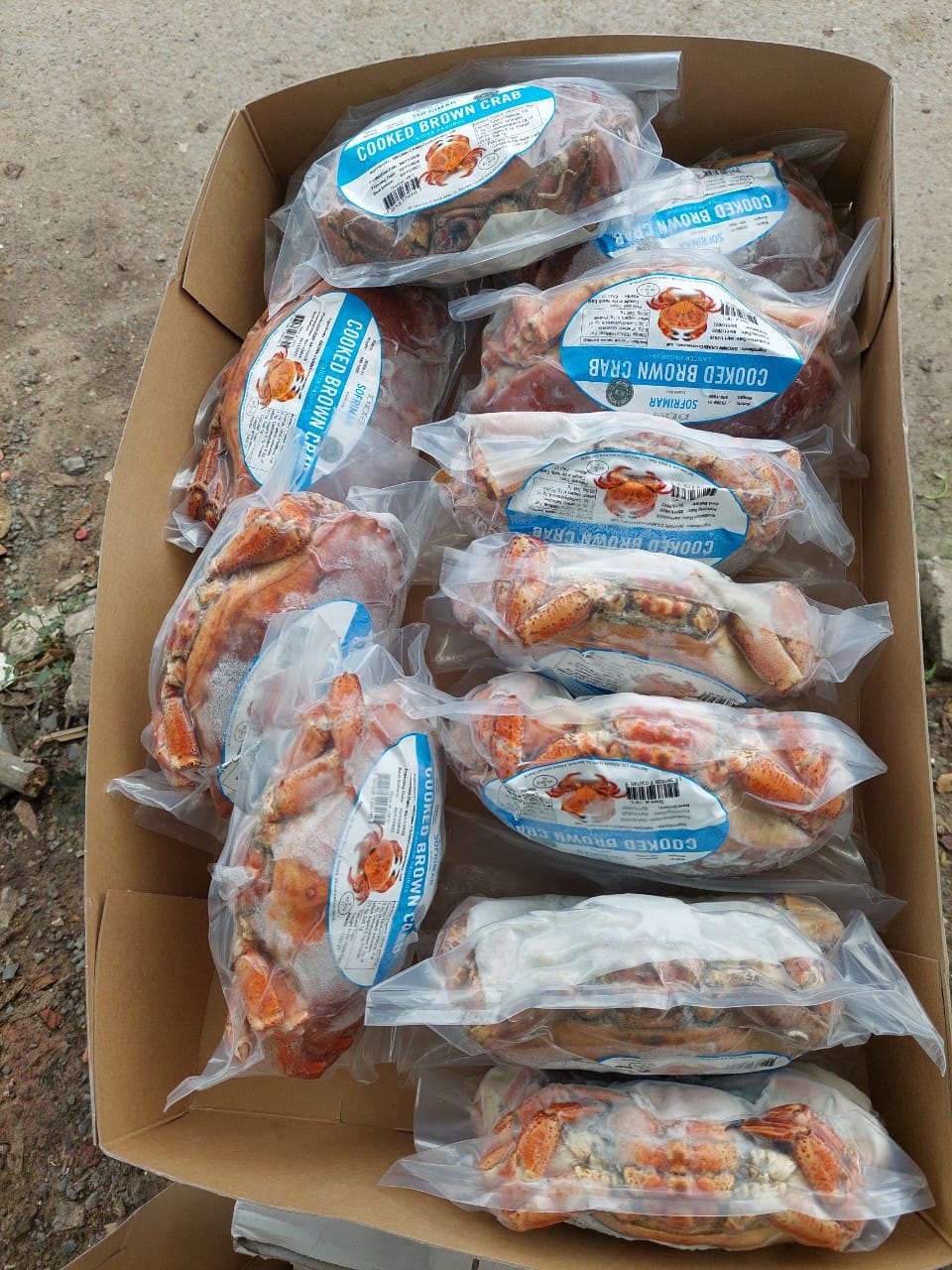 Nhiều điểm bán còn tuyển cộng tác viên với chiết khấu cao, cho thấy giá thật sự của loại cua này khá thấp.