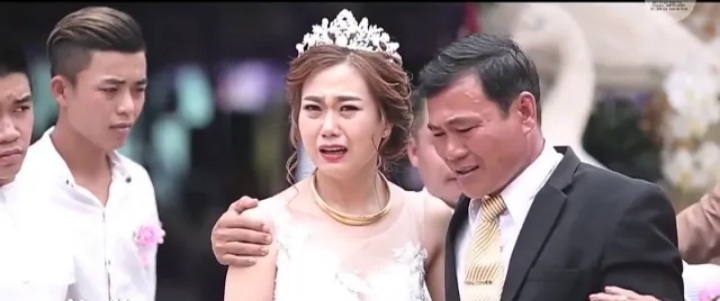 Nước mắt cha ngày con gái theo chồng (Nguồn fb Khanh Hoang)