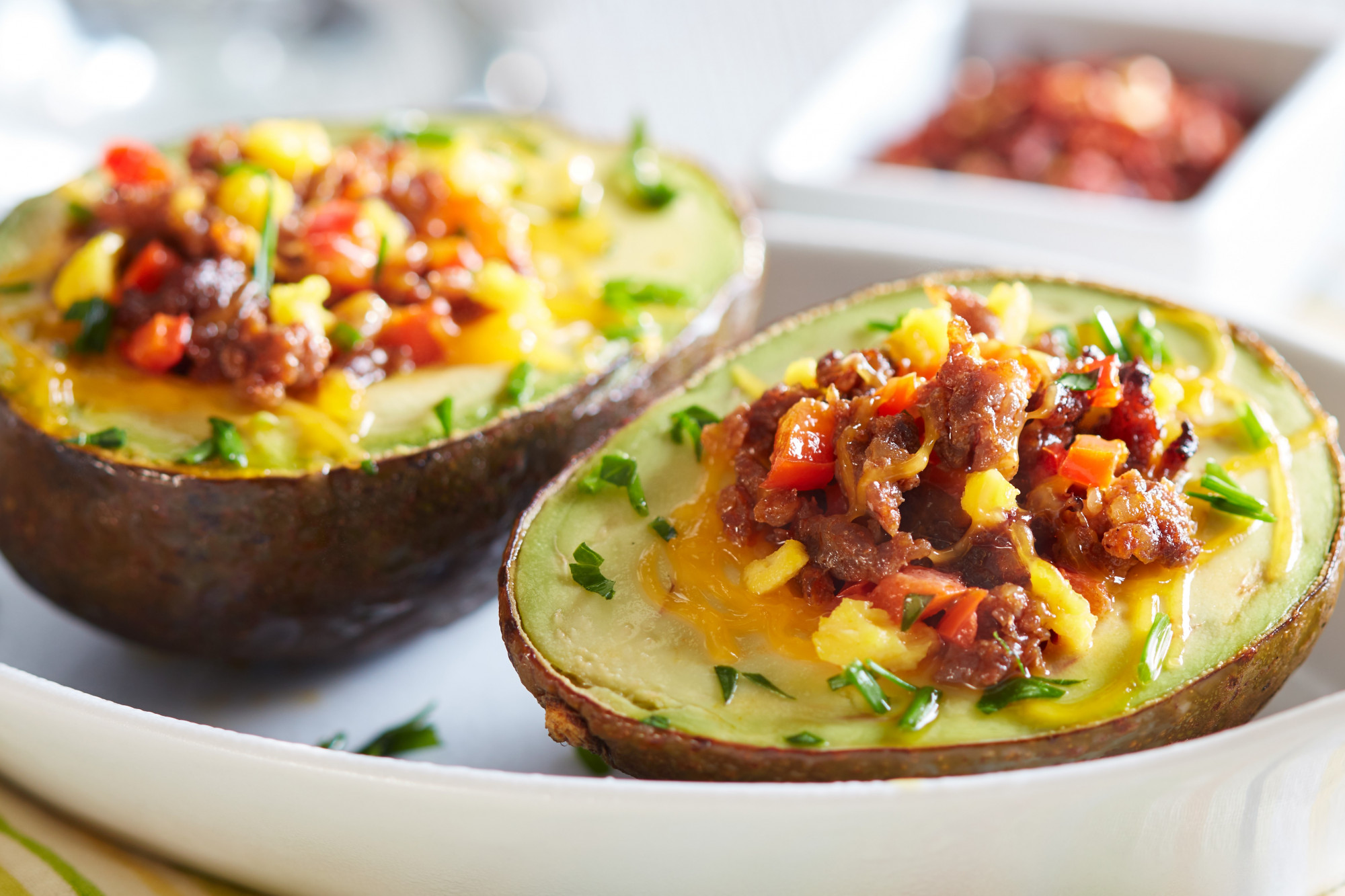 Nhanh chóng và dễ dàng, bơ nướng là một bổ sung tuyệt vời cho bất kỳ bữa tiệc nướng ở sân sau nào. Bơ trở nên mềm và như kem trên vỉ nướng với hương vị hun khói tuyệt vời. Chúng chỉ mất vài phút để chuẩn bị và nấu nướng và là một cặp lý tưởng cho các món nướng yêu thích của bạn. Quả bơ nướng tạo nên một món ăn chay tuyệt vời, thuần chay và không chứa gluten, cho dù để nguyên trái, cắt lát hoặc được sử dụng làm nguyên liệu cho món guacamole khói .