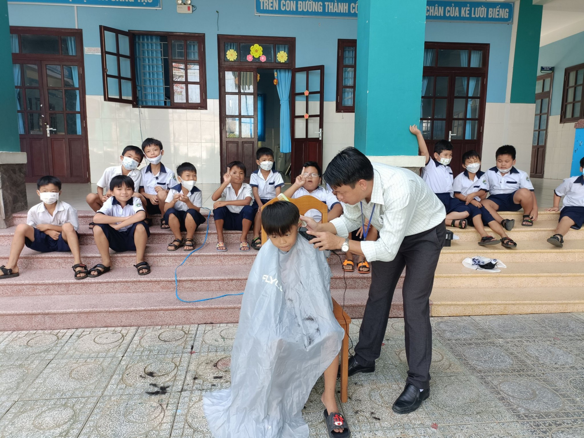 Thầy hiệu trưởng cắt tóc miễn phí cho học sinh
