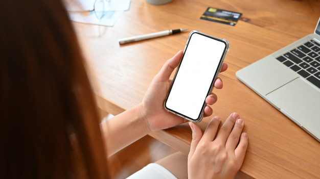 Không ít người chọn cách công khai thông tin chính thức về tình trạng hôn nhân của mình trên mạng xã hội (Ảnh minh họa0