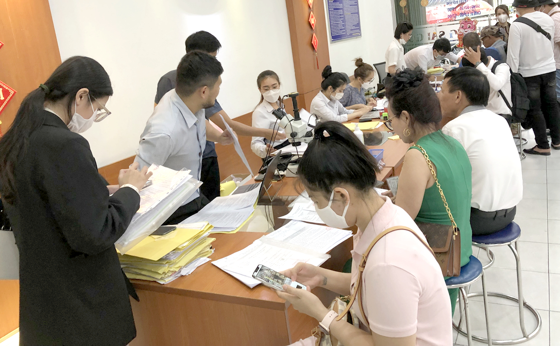 Các chuyên gia khuyến cáo người vay mua nhà cần dự phòng việc lãi suất vay có thể còn tiếp tục tăng (trong ảnh: Người dân đang công chứng mua bán nhà đất tại Phòng Công chứng Sài Gòn) - ẢNH: T.HOA