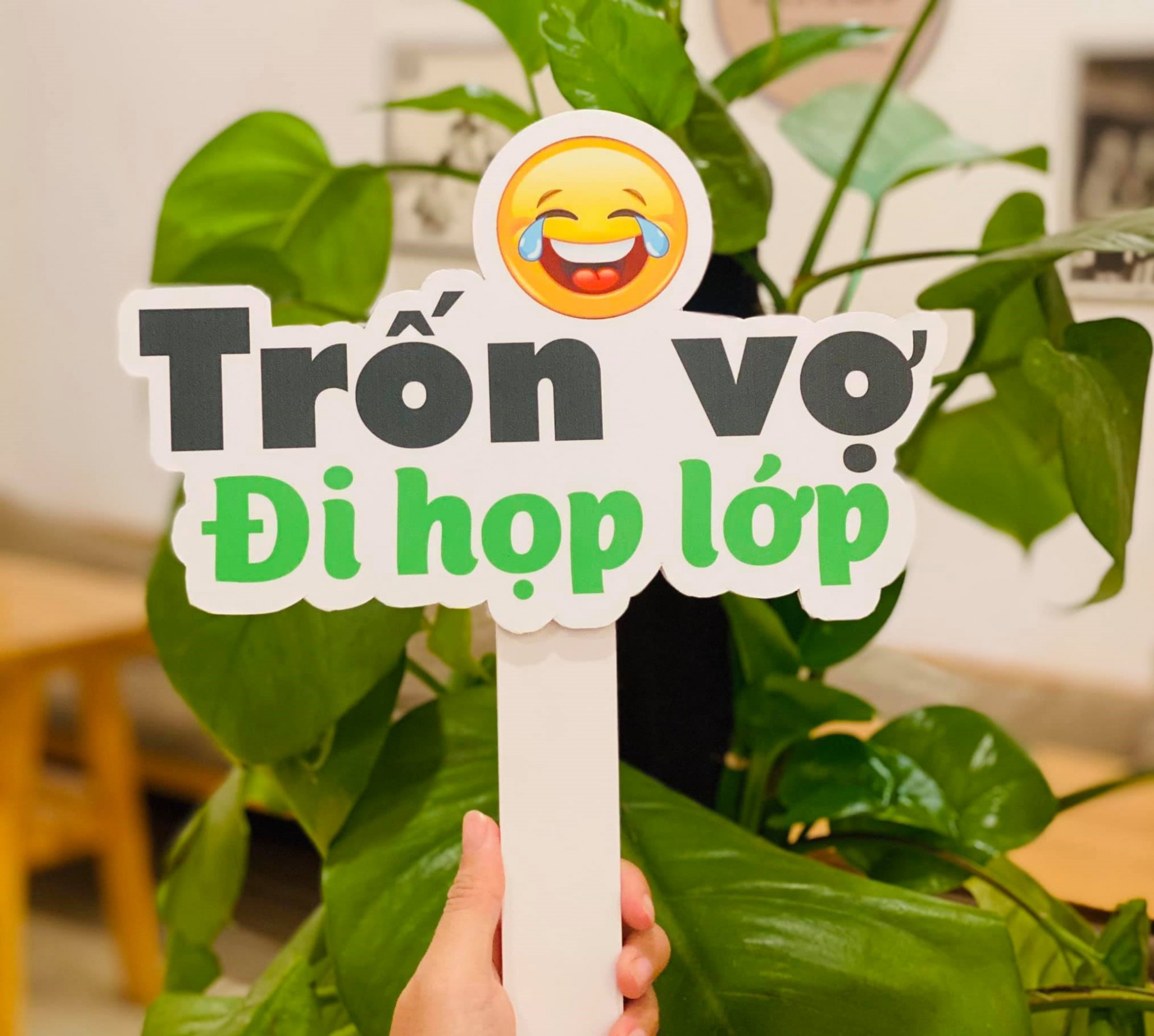 Chẳng những trốn vợ đi họp lớp, chồng Hoài còn chủ động chặn luôn trang Facebook của vợ. Ảnh minh họa