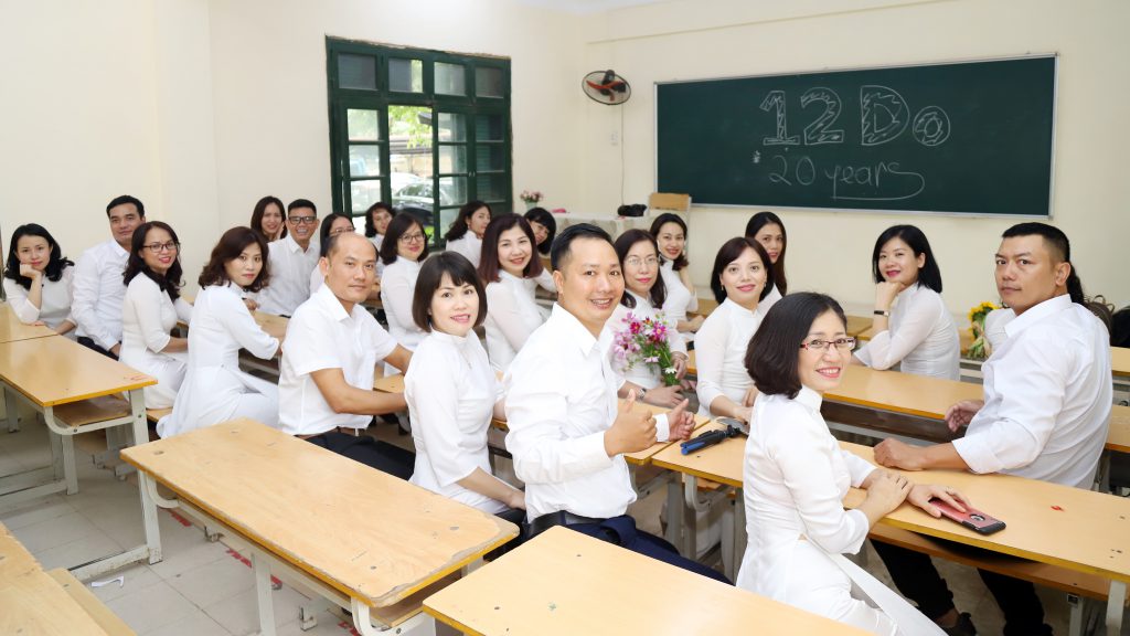 Nhìn thấy những tấm hình trên trang Facebook của bạn đồng nghiệp, Hoài mới biết chồng đi họp lớp. Ảnh minh họa