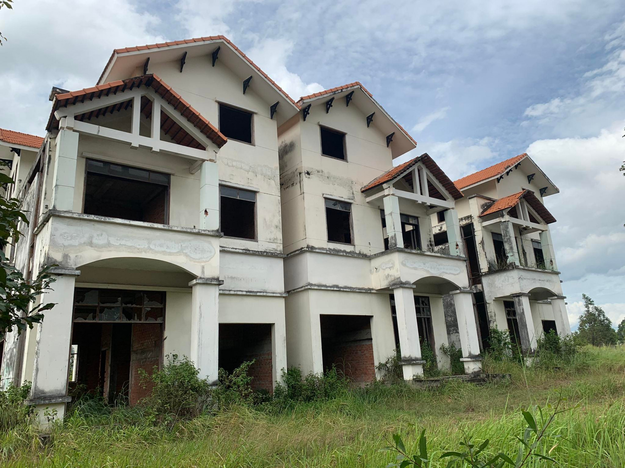 Nhiều căn nhà được đầu tư xây dựng trong khu đô thị Mỹ Phước 3, khu phố 1, phường Thới Hoà, thị xã Bến Cát bị bỏ hoang nhiều năm và đang trong giai đoạn xuống cấp