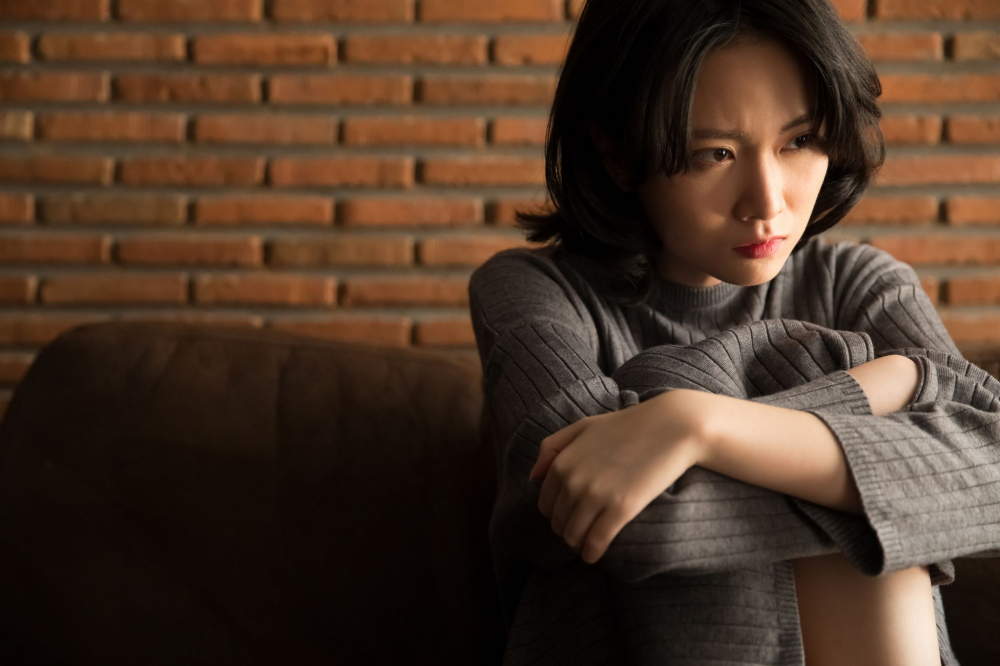 Tôi trách mình quá ngu dại, suốt 9 năm trời nai lưng cung phụng chồng trong khi anh ta bòn rút từng đồng - Ảnh minh họa