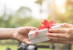 Tôi sợ những món quà “trả góp” từ chồng
