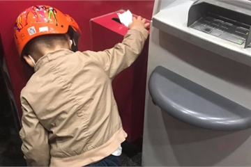 Hành động nhặt rác ở máy ATM của cậu bé 4 tuổi “đốn tim” cộng đồng mạng