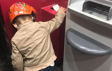 Hành động nhặt rác ở máy ATM của cậu bé 4 tuổi “đốn tim” cộng đồng mạng