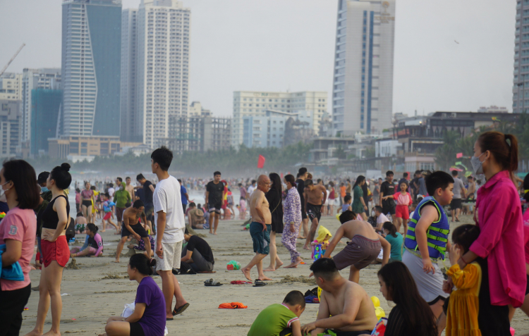 Da Nang is crowded with tourists from morning to night