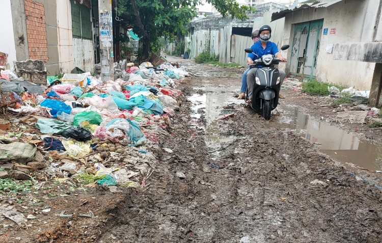 Garbage flooded the road to villas, high-class apartments, people plan to ‘cold fine’