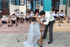 Tiệm cắt tóc “không đồng” của thầy hiệu trưởng