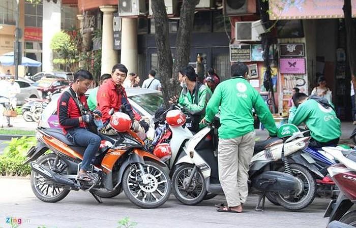 Xe ôm, shipper ở Hà Nội phải đăng ký và đeo biển hiệu?