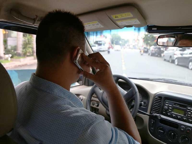 Nghe VietNamNet: Bộ Công an đề xuất luật hóa cấm dùng điện thoại khi lái ô tô