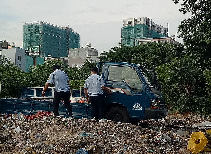 Kiểm điểm ba nhân viên trật tự đô thị vì... đổ rác sai