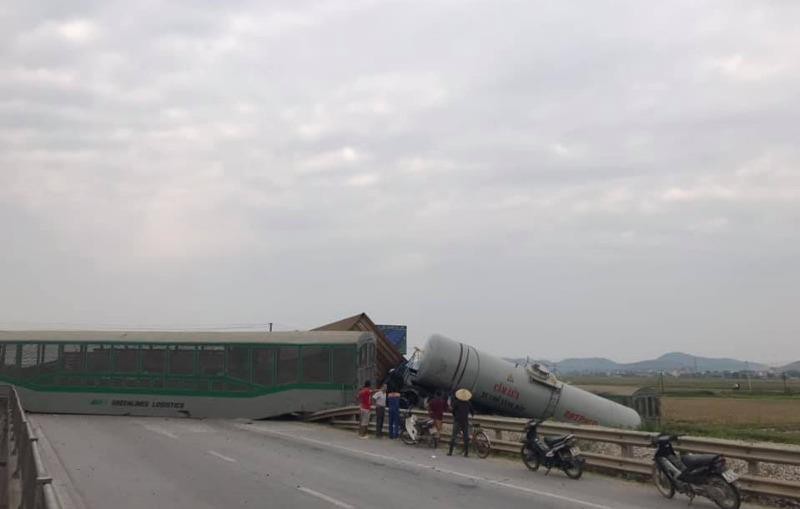 Nghe VietNamNet: Tàu hỏa văng nhiều toa,  đường sắt và quốc lộ 1 tê liệt