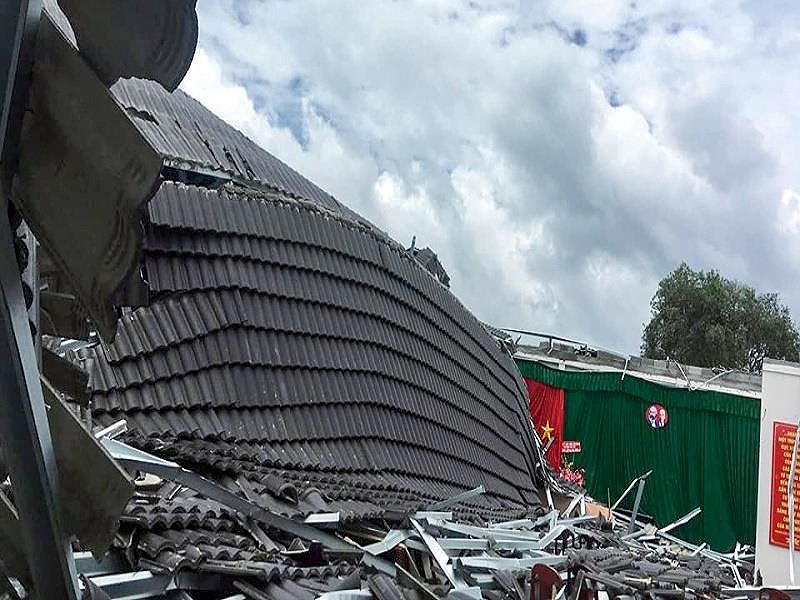 Hội trường thị trấn 15 tỉ sập mái sau 8 tháng khánh thành