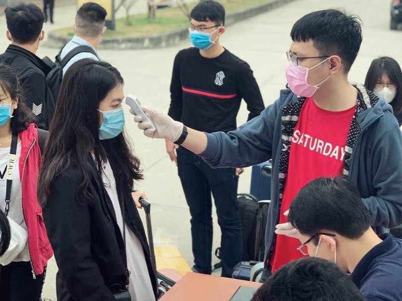 Trốn khỏi trường, hai sinh viên tòa án phải nghỉ học để tự cách ly