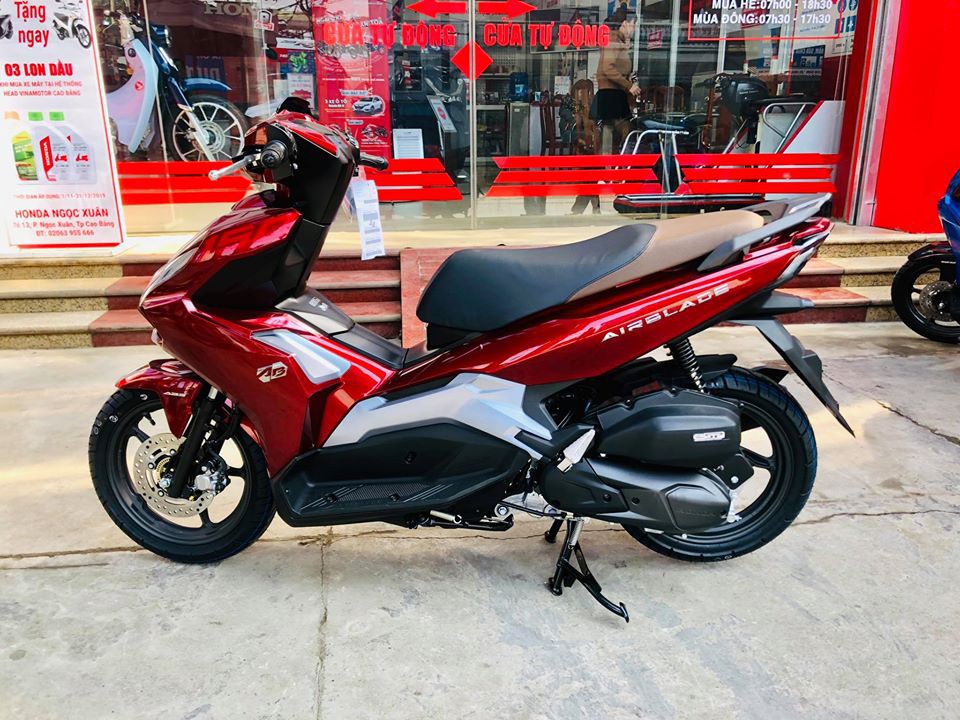 Nam giới nên chọn Honda Air Blade hay Yamaha NVX cho cá tính?