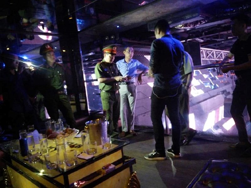 Cảnh sát ập vào quán bar, phát hiện cả kho 'bóng cười' - ảnh 1