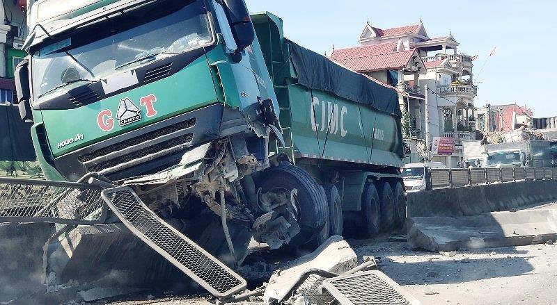 Xe máy 'tạt đầu', ô tô biển 80 cùng container gặp nạn - ảnh 1