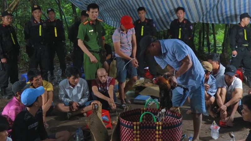 Bộ Công an bắt ổ đánh bạc quy mô lớn ở Vĩnh Long - ảnh 2