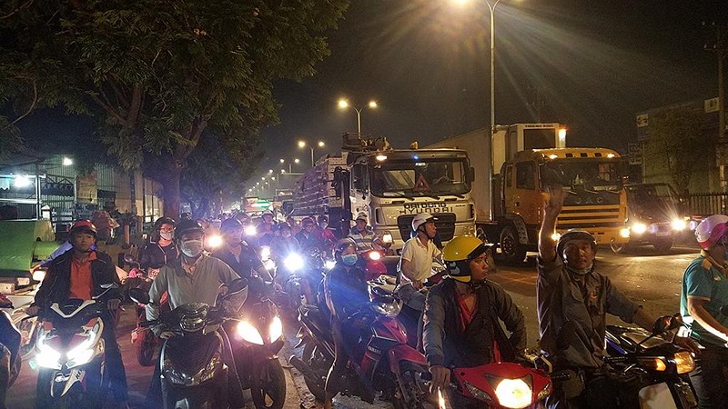 Xe tải lật ngang, gần 3 tấn cá rô bò lổn nhổn trên quốc lộ, - ảnh 3