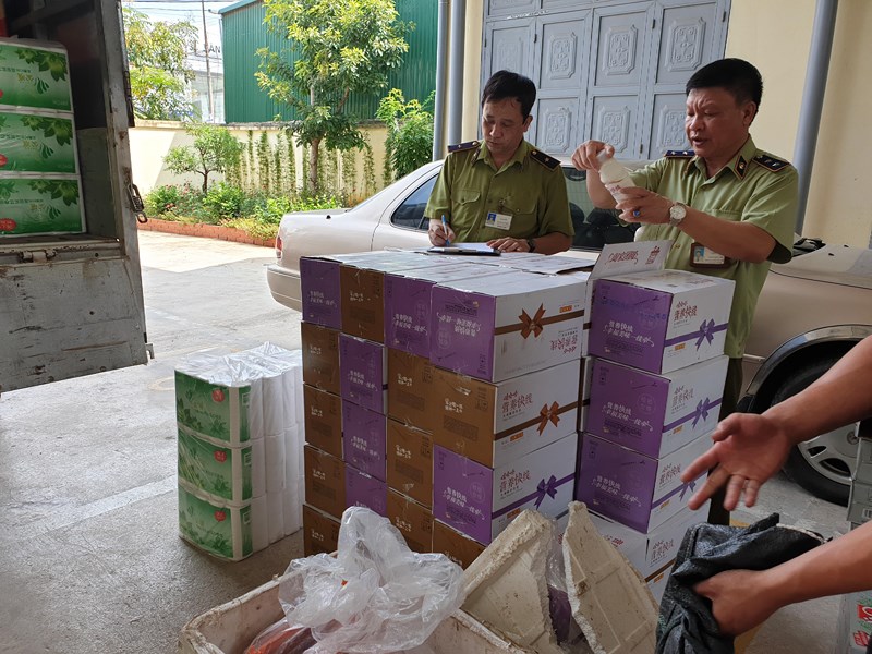 Thực phẩm Trung Quốc lậu 'tấn công' thị trường Việt - ảnh 1