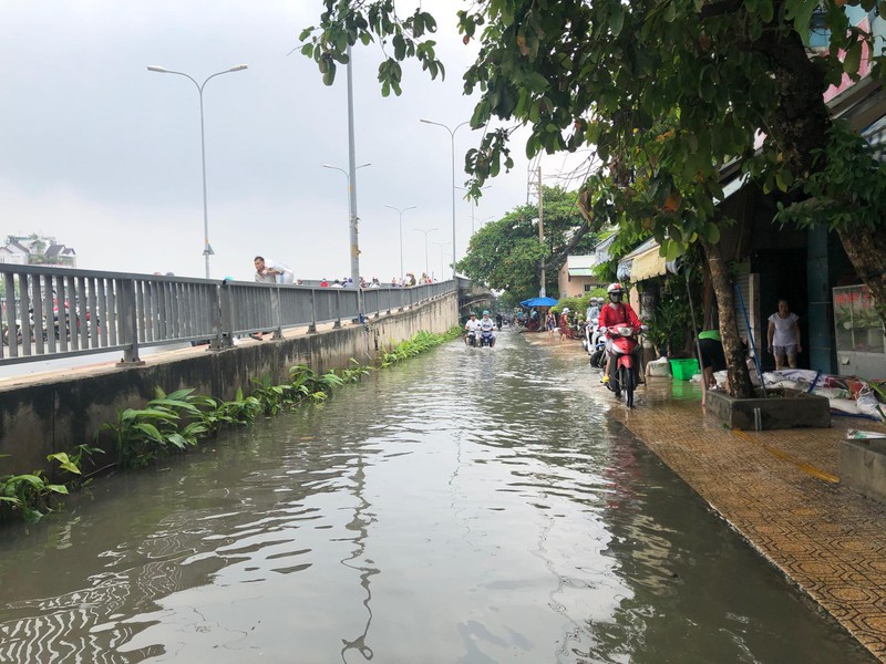 5 nguyên tắc cần nhớ khi lái xe qua vùng ngập nước - ảnh 1