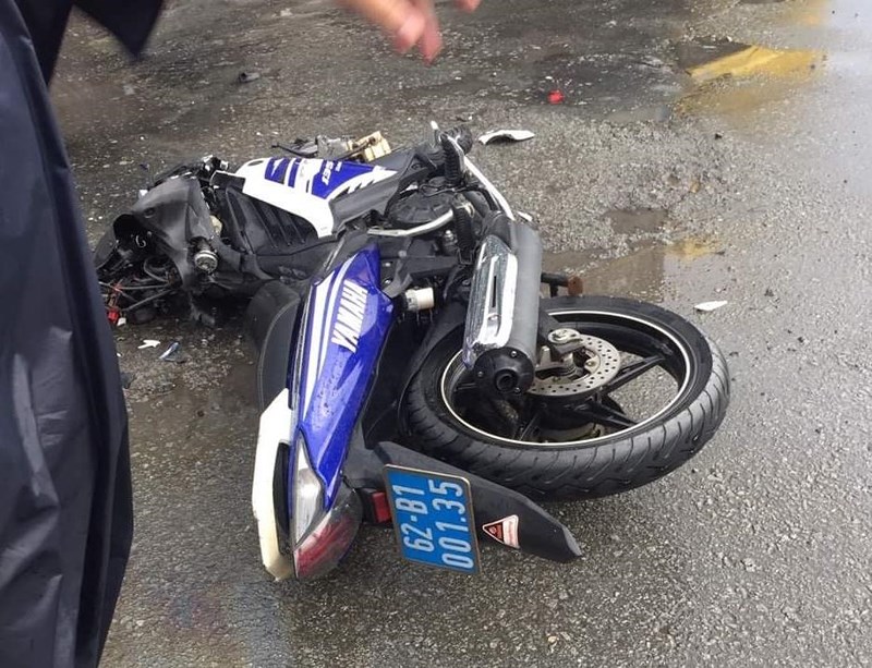 Xe tải nghi chở hàng lậu tông xe quản lý thị trường bỏ chạy - ảnh 2