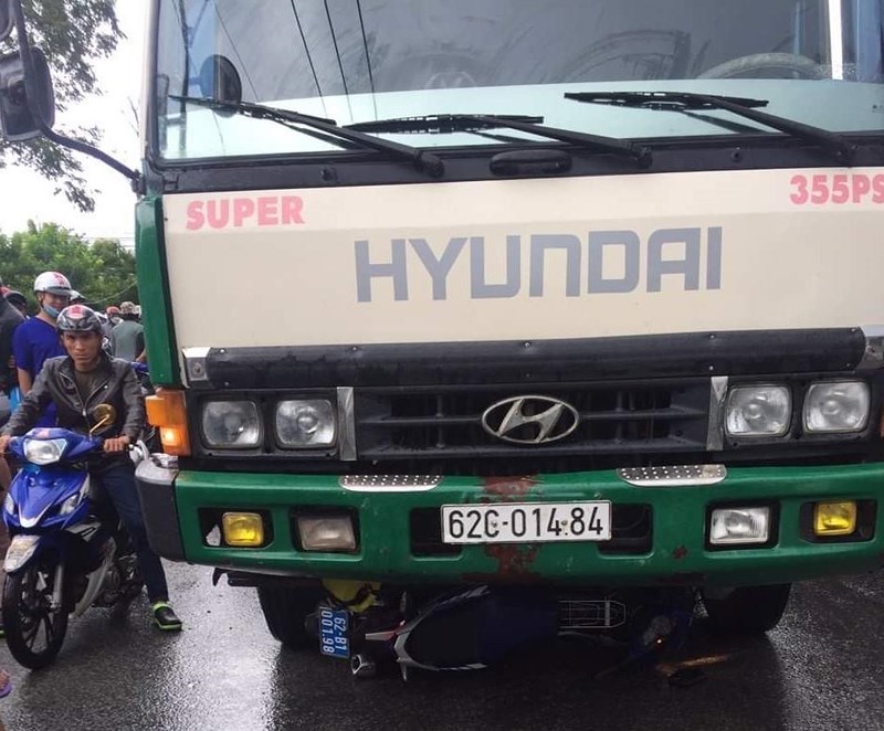 Xe tải nghi chở hàng lậu tông xe quản lý thị trường bỏ chạy - ảnh 1