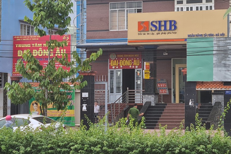 Công an thông báo truy tìm kẻ cướp ngân hàng ở Bình Dương - ảnh 2